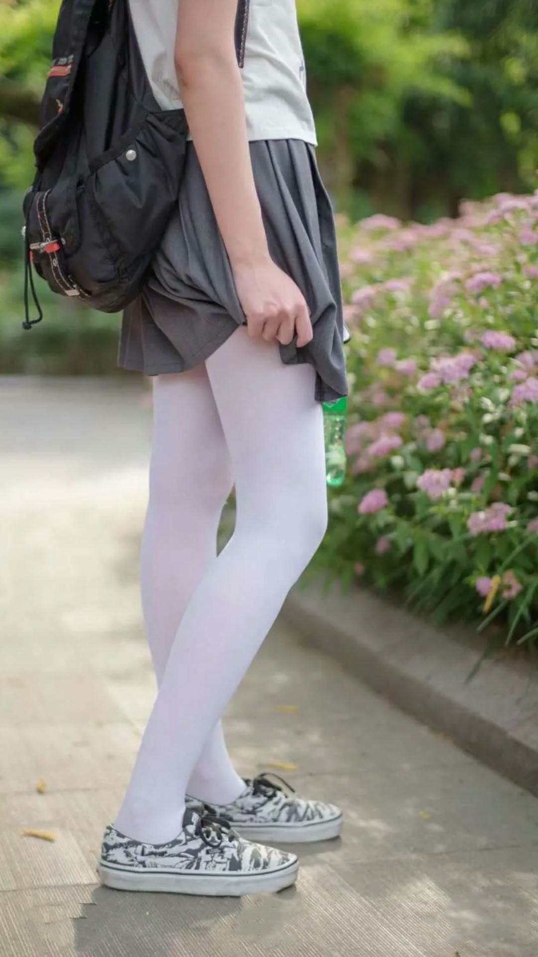 “飞跃东安湖:跑酷选手挑战最具难度的障碍赛道”